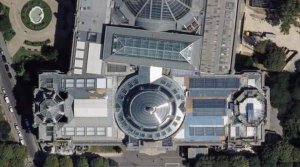 aerial view of Palais de la Découverte in Paris showing detailed urban surroundings
