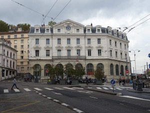 Passenger building of Lyon-Saint-Paul station viewed from the bus platform