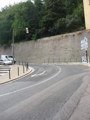 View of the lower slope of Montée du Chemin-Neuf at the intersection with Rue de la Bombarde, Rue Tramassac and Rue du Boeuf in Lyon
