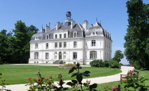 Château de la Briantais surrounded by green park in Saint-Malo