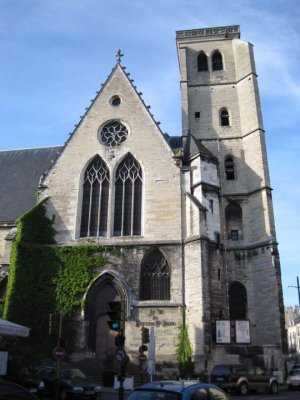 Exterior view of Église Saint-Jean de Dijon with gothic architectural features