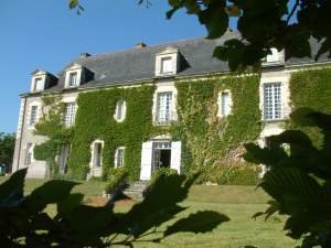 east facade of Château de Bois-Briand showing 17th-century decor over medieval structure