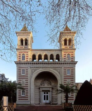 Exterior view of Palais Rameau with classical architecture in Lille