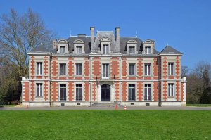 Exterior view of Château de la Gaudinière in Nantes surrounded by greenery