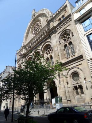 Full view of the Grand Synagogue of Paris façade with architectural details