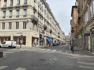 Street view of rue Édouard-Herriot at place Antoine-Rivoire