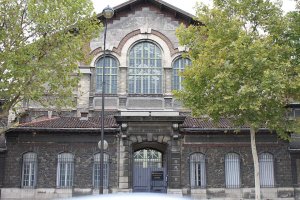 Exterior view of the Ateliers Berthier building located at 32 Boulevard Berthier in Paris