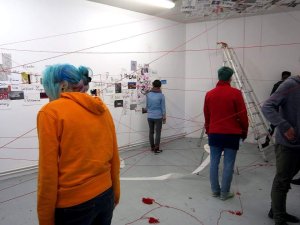 Collective art installation created by students during an intelligence-themed workshop at Le Havre art school