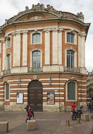 Main entrance of Théâtre du Capitole with architectural details