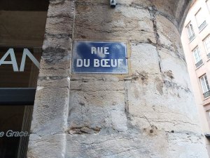 Street name plaque reading Rue du Bœuf in Lyon