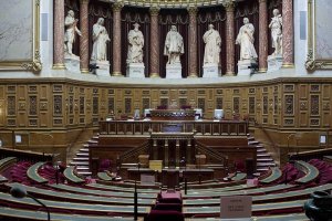 Interior view of the Senate amphitheater at Luxembourg Palace with sculptures of historical figures including Turgot, Daguesseau, Lhopital, Colbert, Mole, Malesherbes, and Portalis