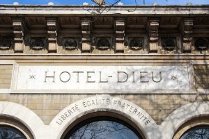 Hôtel-Dieu hospital on strike with protest sign displayed in Paris