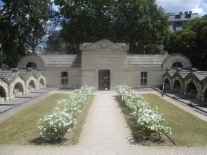 White roses decorating the Chapelle Expiatoire in Paris