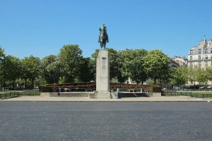 View of Trocadéro-et-du-11-Novembre square with urban surroundings in Paris