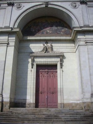 Entrance of Notre-Dame de Bon-Port church in Nantes with decorative arches and statues