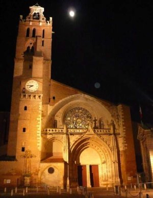 Saint-Etienne Cathedral in Toulouse illuminated at night