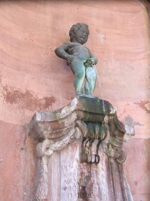 Manneken-Pis de Colmar statue mounted against the tribunal de grande instance facade
