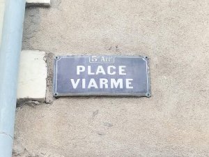 Plaque showing the name 'Place Viarme' in Nantes