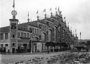 Exterior view of the Palais de l'Industrie building during the Lyon exposition