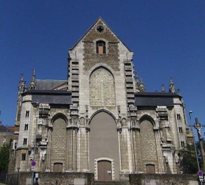 front facade of Saint-Similien church in Nantes with architectural details