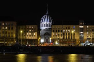 Notre-Dame de Bon-Port church illuminated at night along the quai de la Fosse in Nantes