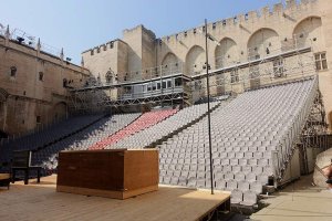Crowd gathered in the Cour d'Honneur of the Palais des Papes during the Festival d'Avignon