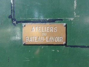 copper plaque on the entrance door of Le Bateau-Lavoir building