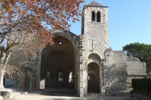 Church building located approximately 4 kilometers from Avignon city center