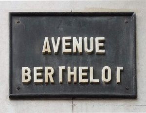relief plaque for Avenue Berthelot in Lyon 7th district