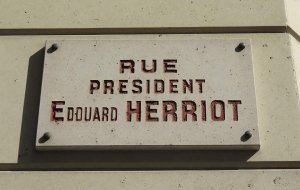 Street name plaque of Rue du Président Édouard Herriot in Lyon's 2nd arrondissement