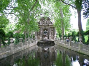Medici Fountain in Jardin du Luxembourg featuring classical sculptures and flowing water