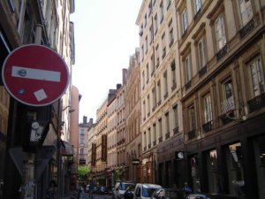 quiet section of Rue Lanterne near Rue de Constantine in Lyon city center