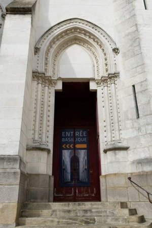 Detailed view of the entrance facade of Basilique Saint-Nicolas in Nantes