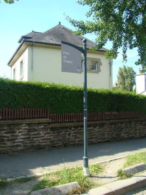 Place name sign indicating the north entrance to Parc du Thabor at the corner of rue de la Palestine and avenue de Grignan