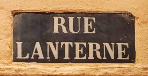 blue and white street name sign reading Rue Lanterne in Lyon