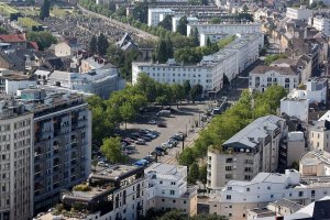 View of Place Viarme urban square in Nantes with surrounding buildings and street elements
