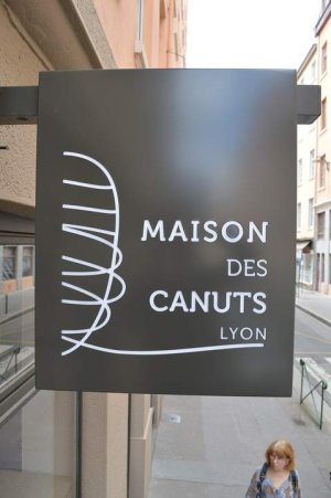 Text panel describing Maison des Canuts in Lyon