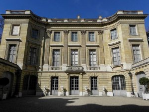 Facade of Hôtel Moïse de Camondo in Paris 75008