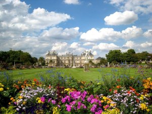 Colorful red and green areas with smiling visitors at Jardin du Luxembourg