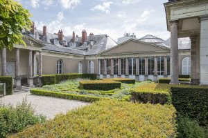 Garden and colonnade of the Hôtel Demarie at the Natural History Museum of Angers