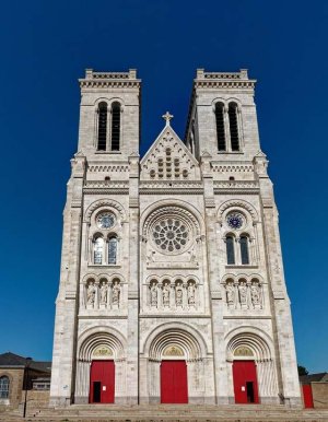 front view of Basilica Saint-Donatien et Saint-Rogatien showcasing its architectural facade