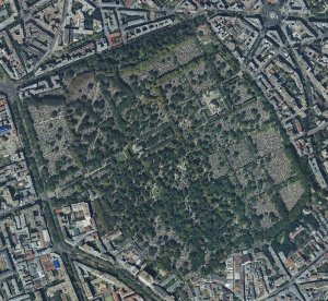 aerial view of Père Lachaise Cemetery in Paris showing dense arrangement of graves