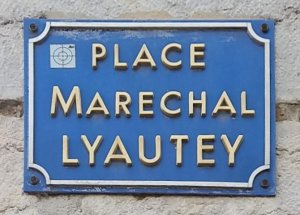 Relief plaque showing the name Place du Maréchal-Lyautey in Lyon