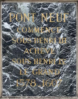 metal plaque displaying the name Pont Neuf in Paris